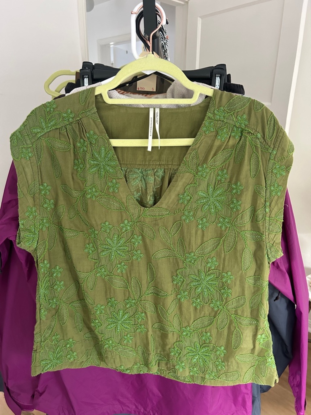 Anthropologie Embroidered Top. Size XS. PTP 19”.